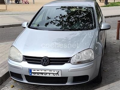 Usado VW Golf IV Highline 105 CV (77 kW) 2006 Gris / plata Berlina