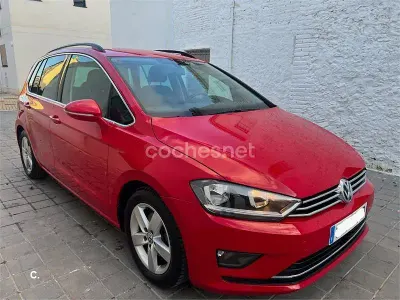 Usado VW Golf Sportsvan Advance 125 CV (91 kW) 2017 Rojo Monovolumen