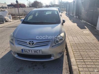 Usado Toyota Auris Luna 90 CV (66 kW) 2011 Gris / plata Utilitario