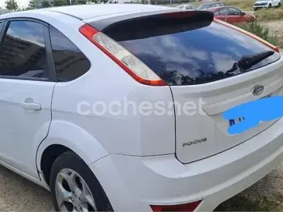 Usado Ford Focus Trend 109 CV (80 kW) 2008 Blanco Berlina