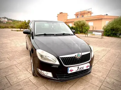 Usado Skoda Fabia Family 85 CV (62 kW) 2011 Negro Berlina