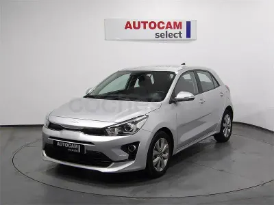 Usado Kia Rio 84 CV (61 kW) 2023 Gris / plata Berlina