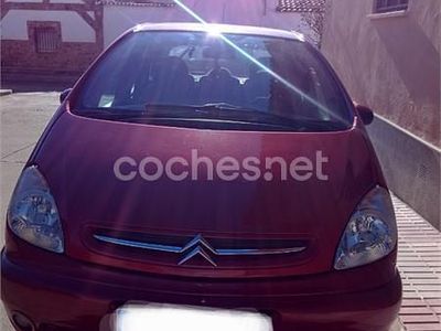 Usado Citroën Xsara Picasso 90 CV (66 kW) 2000 Rojo Monovolumen