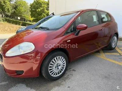 Usado Fiat Grande Punto Active 65 CV (47 kW) 2006 Granate Utilitario