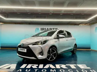 Usado Toyota Yaris Hybrid 100 CV (73 kW) 2018 Gris / plata Berlina