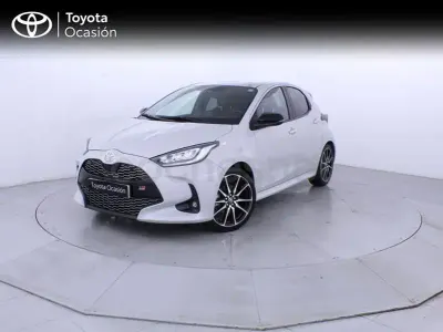 Usado Toyota Yaris Hybrid Sport 116 CV (85 kW) 2024 Gris / plata Berlina