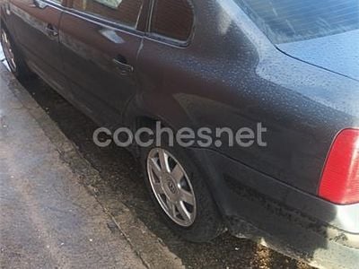 Usado VW Passat Comfortline 115 CV (84 kW) 2000 Negro Berlina