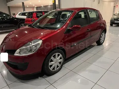 Begagnad Renault Clio II Authentique 75 HK (55 kW) 2007 Röd Sedan