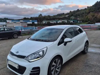 Usado Kia Rio 75 CV (55 kW) 2017 Blanco Berlina