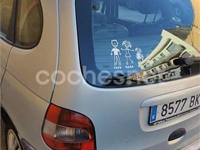 Usado Renault Scénic Dynamique 120 CV (88 kW) 2003 Gris / plata Monovolumen