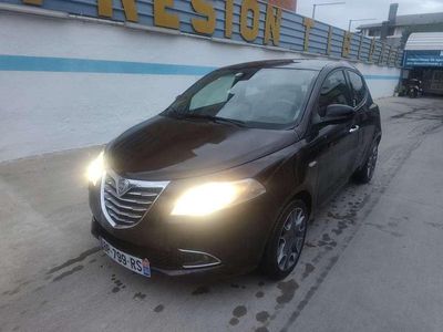 Usado Lancia Ypsilon Silver 69 CV (50 kW) 2011 Burdeos Utilitario