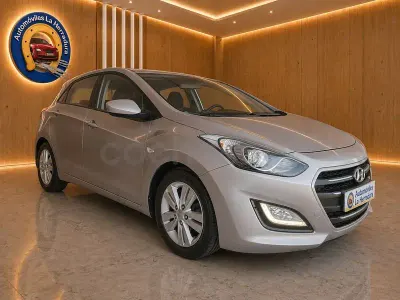 Usado Hyundai i30 100 CV (73 kW) 2016 Beige Berlina