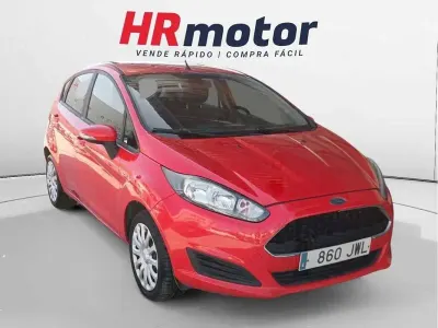 Usado Ford Fiesta Trend 75 CV (55 kW) 2017 Rojo Utilitario