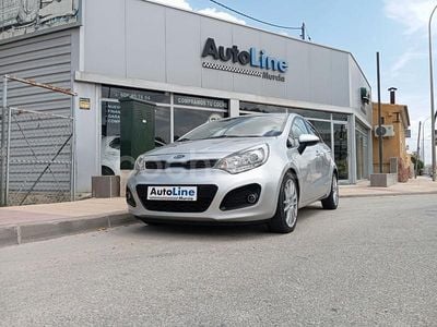Usado Kia Rio 85 CV (62 kW) 2012 Gris / plata Berlina