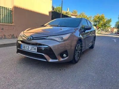 Usado Toyota Avensis Executive 143 CV (105 kW) 2016 Beige Familiar