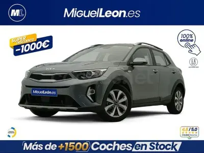 Usado Kia Stonic 100 CV (73 kW) 2025 Gris / plata SUV
