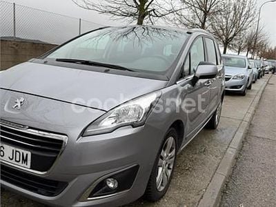 Usado Peugeot 5008 Style 120 CV (88 kW) 2015 Gris / plata Monovolumen