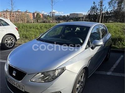 Usado Seat Ibiza Reference 90 CV (66 kW) 2010 Gris / plata Berlina