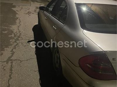 Usado Mercedes E270 Classic 170 CV (125 kW) 2003 Gris / plata Berlina