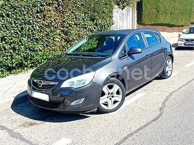 Usado Opel Astra Selective 95 CV (69 kW) 2012 Gris / plata Berlina