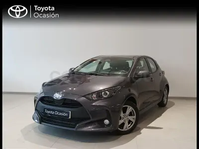 Usado Toyota Yaris Hybrid Active 116 CV (85 kW) 2025 Gris / plata Berlina