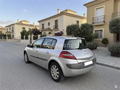 Usado Renault Mégane Dynamique 98 CV (72 kW) 2006 Gris / plata Berlina