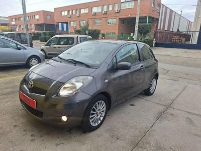 Gris / plata Usado 2010 Toyota Yaris Berlina | 5999 € (Precio justo)