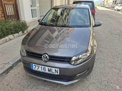 Usado VW Polo Advance 60 CV (44 kW) 2013 Gris / plata Utilitario