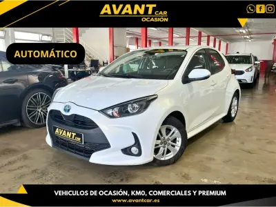 Begagnad Toyota Yaris Hybrid Plus 116 HK (85 kW) 2024 Vit Sedan