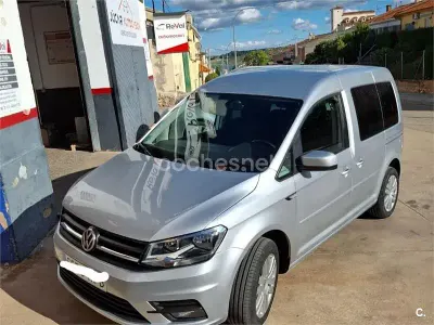 Usado VW Caddy Trendline 125 CV (91 kW) 2018 Gris / plata Monovolumen