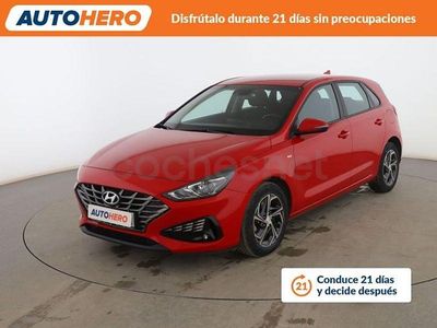 Usado Hyundai i30 120 CV (88 kW) 2022 Rojo Berlina