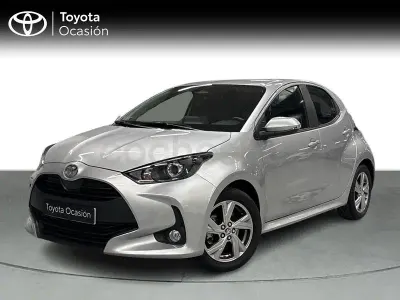 Käytetty Toyota Yaris Hybrid Active 116 HP (85 kW) 2025 Harmaa Sedan