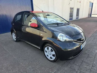 Usado Toyota Aygo 68 CV (50 kW) 2008 Negro Utilitario
