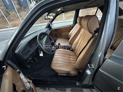 Usado Mercedes 190 75 CV (55 kW) 1987 Gris / plata Berlina