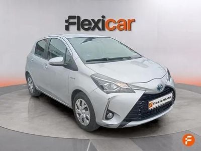 Usado Toyota Yaris Hybrid Active 100 CV (73 kW) 2019 Gris