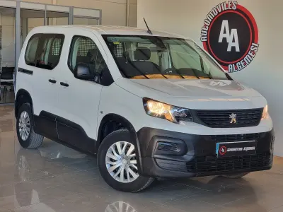 Usado Peugeot Rifter Active 100 CV (73 kW) 2021 Blanco Monovolumen