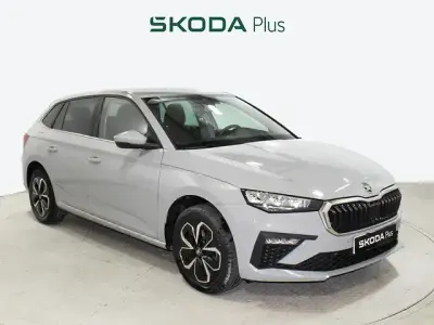 Usado Skoda Scala Selection 115 CV (84 kW) 2025 Gris / plata Utilitario