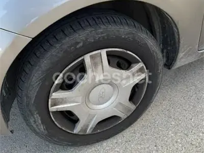 Usado Ford Fiesta Ghia 80 CV (58 kW) 2003 Gris / plata Utilitario