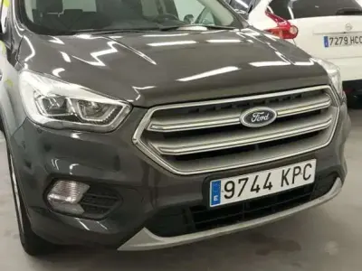 Usado Ford Kuga Trend 120 CV (88 kW) 2018 Gris SUV