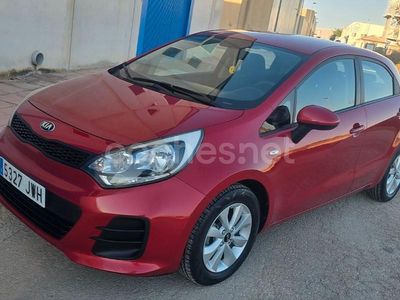 Usado Kia Rio Plus 77 CV (56 kW) 2017 Granate Berlina