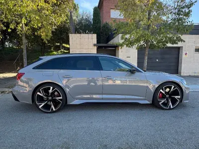 Usado Audi RS6 600 CV (441 kW) 2021 Gris / plata Familiar