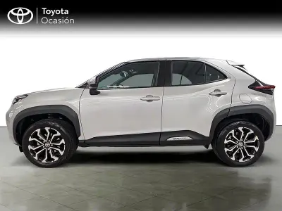 Usado Toyota Yaris Active 116 CV (85 kW) 2022 Gris Utilitario