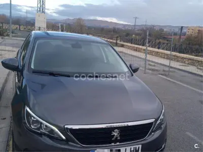 Usado Peugeot 308 Style 100 CV (73 kW) 2020 Negro Berlina