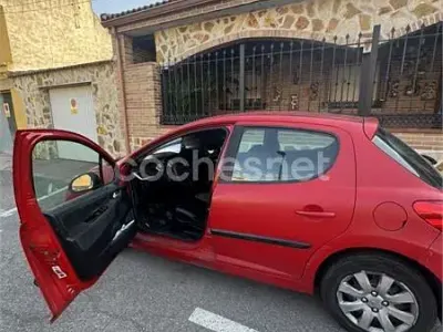Usado Peugeot 207 70 CV (51 kW) 2006 Rojo Berlina