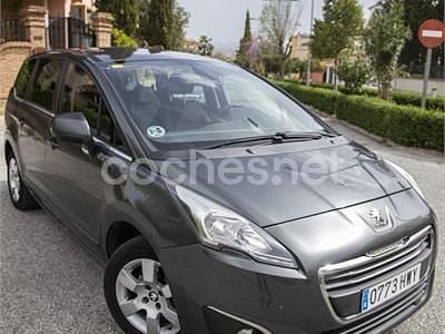 Usado Peugeot 5008 Style 115 CV (84 kW) 2014 Gris / plata Monovolumen