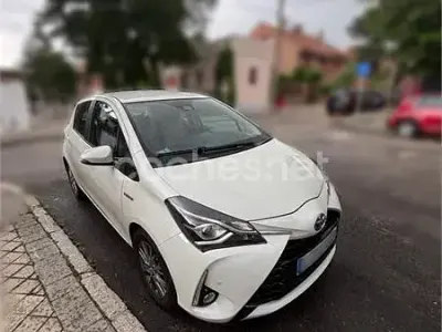 Usado Toyota Yaris Hybrid Active 100 CV (73 kW) 2018 Blanco Berlina