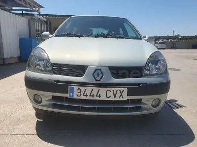 Usado Renault Clio II Privilege 75 CV (55 kW) 2004 Gris / plata Berlina