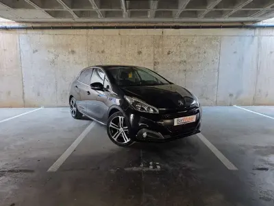 Usado Peugeot 208 GT-line 110 CV (80 kW) 2018 Negro Utilitario