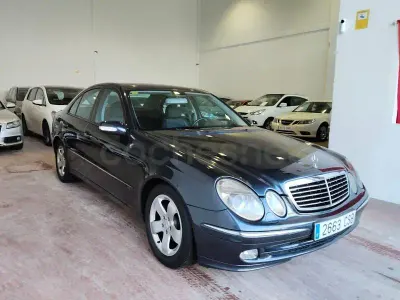 Usado Mercedes E270 Avantgarde 177 CV (130 kW) 2004 Azul Berlina