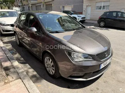 Usado Seat Ibiza Reference 85 CV (62 kW) 2015 Gris / plata Berlina